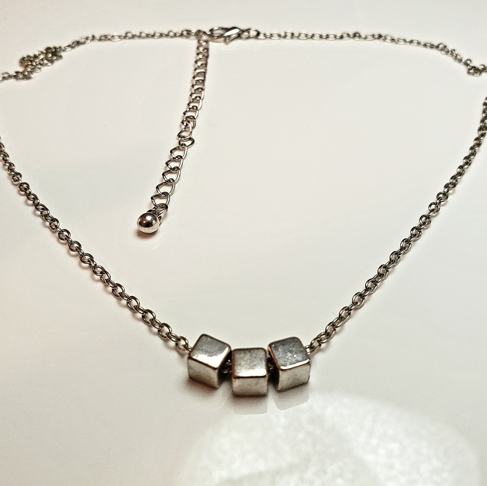 Silver tone pendent necklace